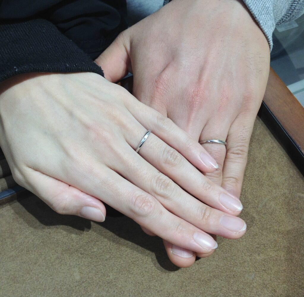 結婚指輪を着けたふたりの手元