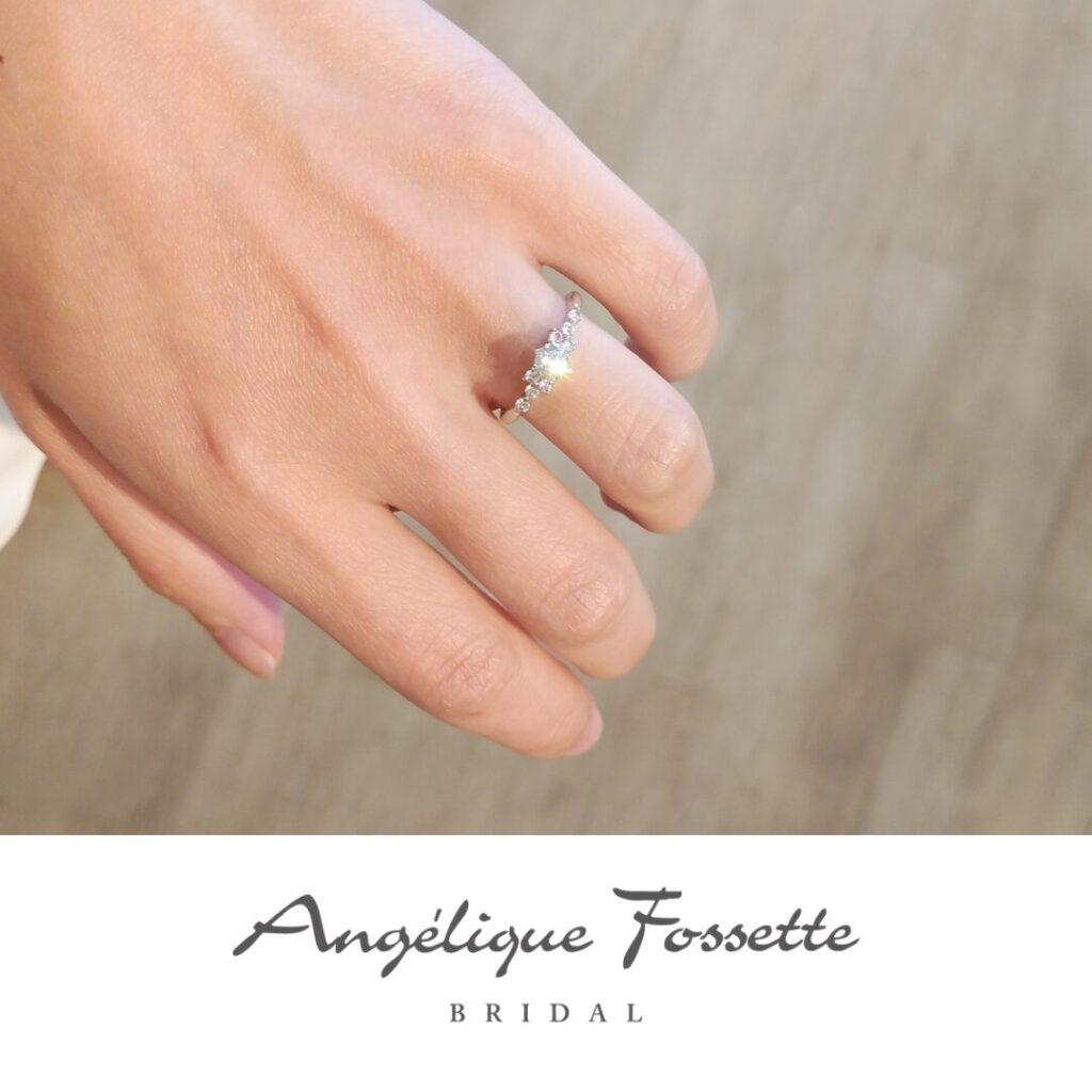 婚約指輪『カモミーユ』を着けた手元