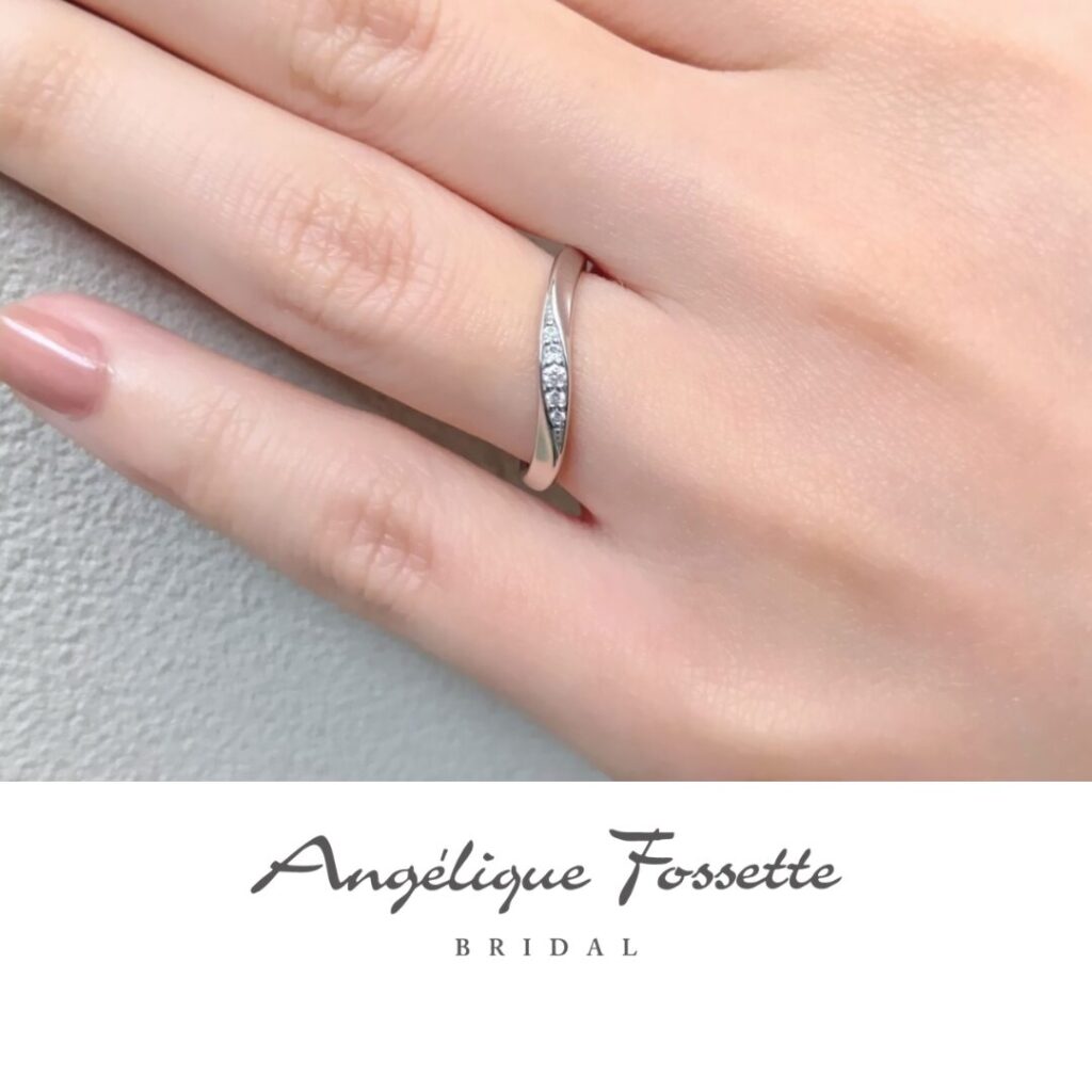 結婚指輪『アウリエル』を着けた手元