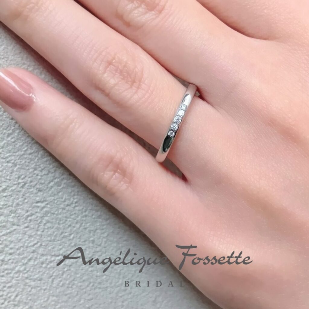 結婚指輪シャリテを着けた手元