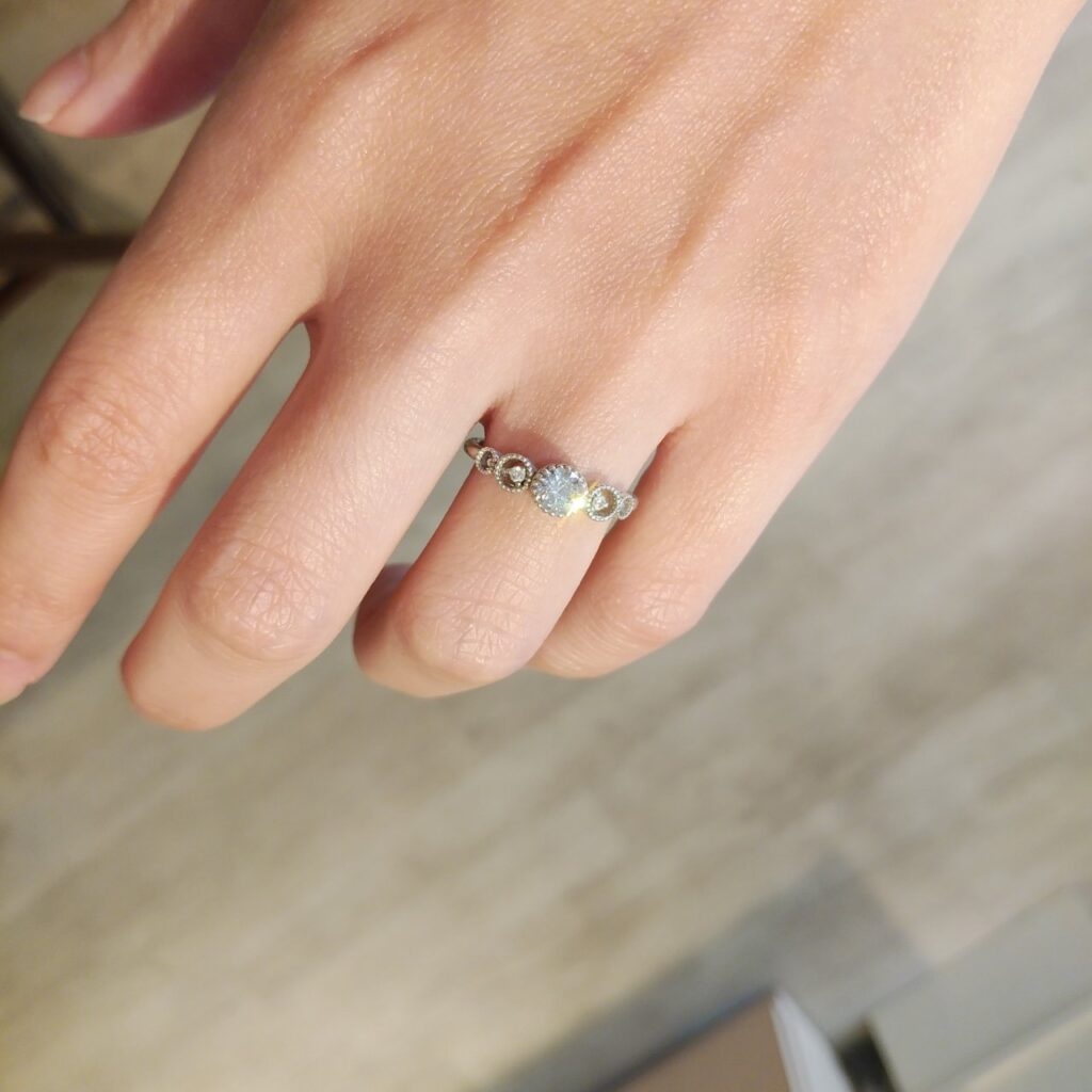 フクリン留めの婚約指輪試着