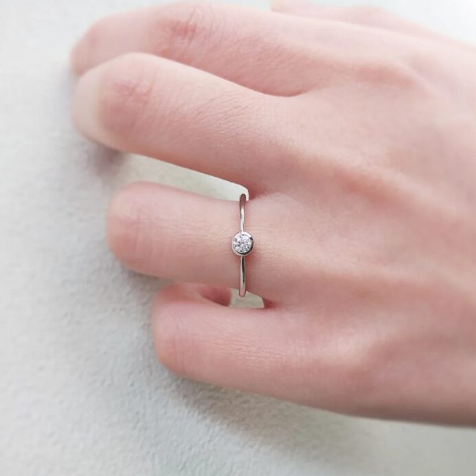 フクリン留めの婚約指輪試着