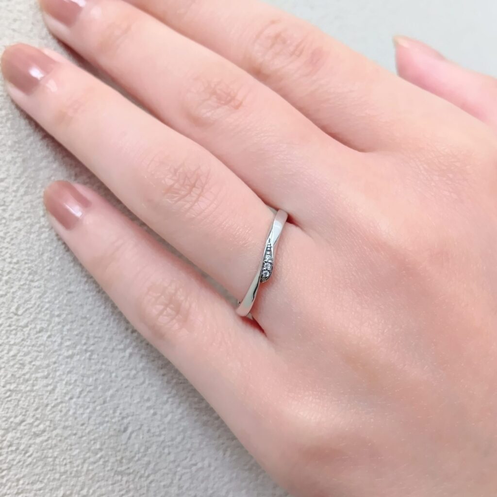 プラチナの結婚指輪を着けた手元