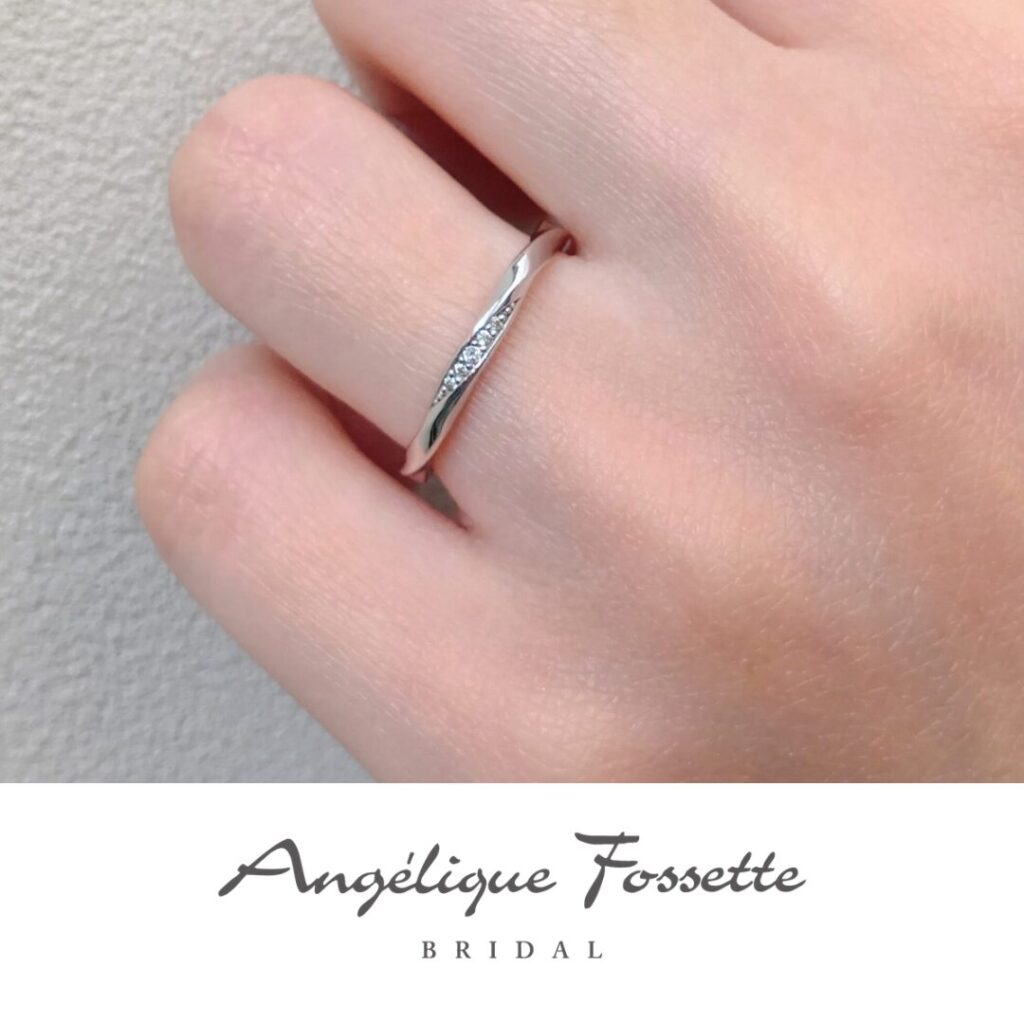 結婚指輪『ヴァーグ』を着けた手元