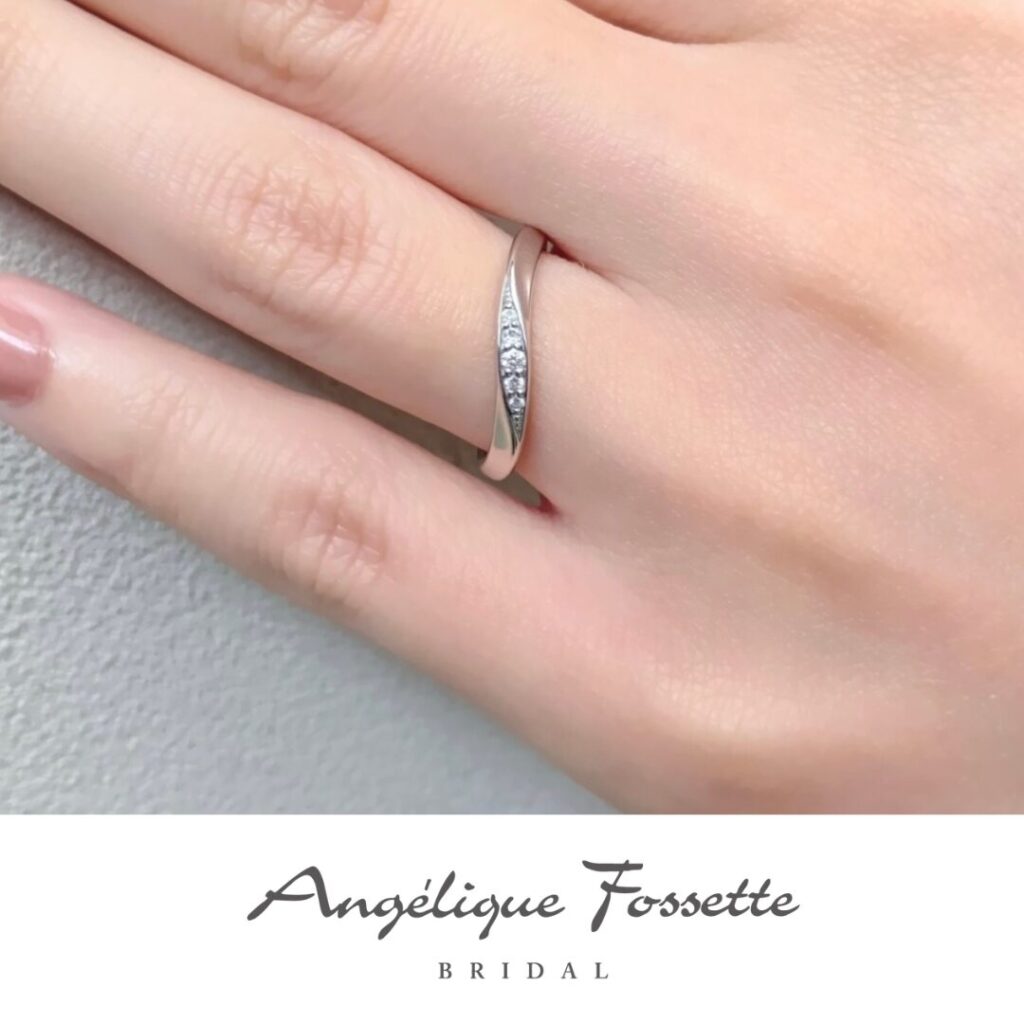 結婚指輪『アウリエル』を着けた手元