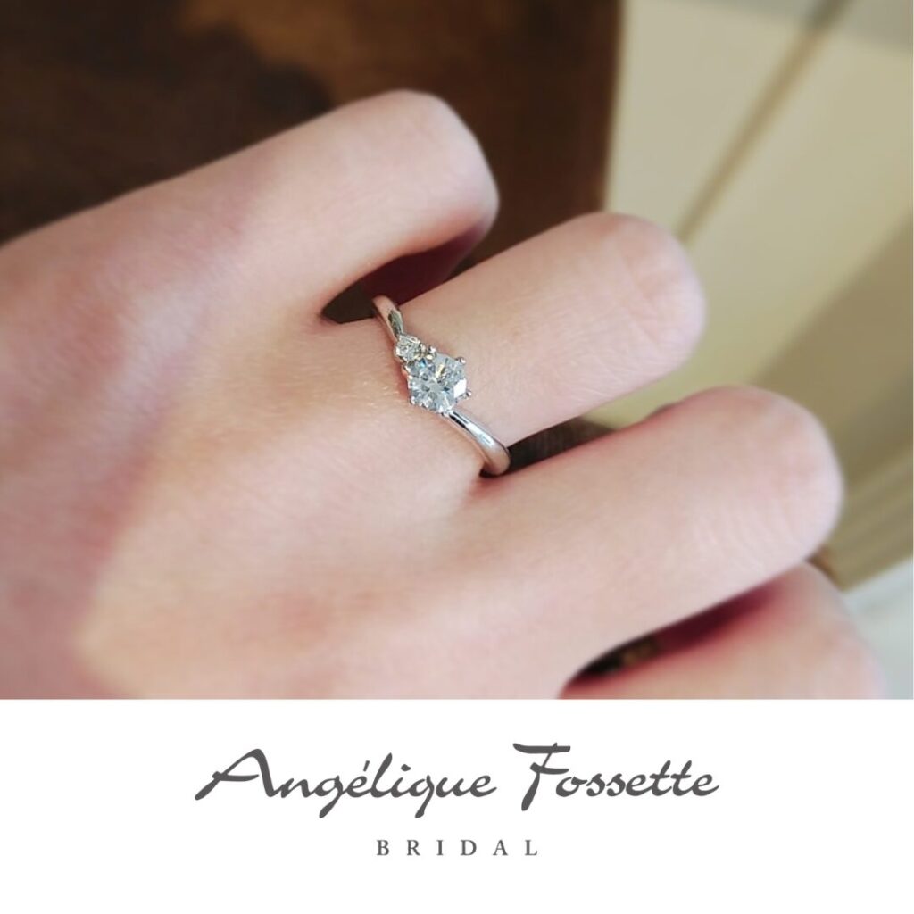 婚約指輪『コルザ』を着けた手元