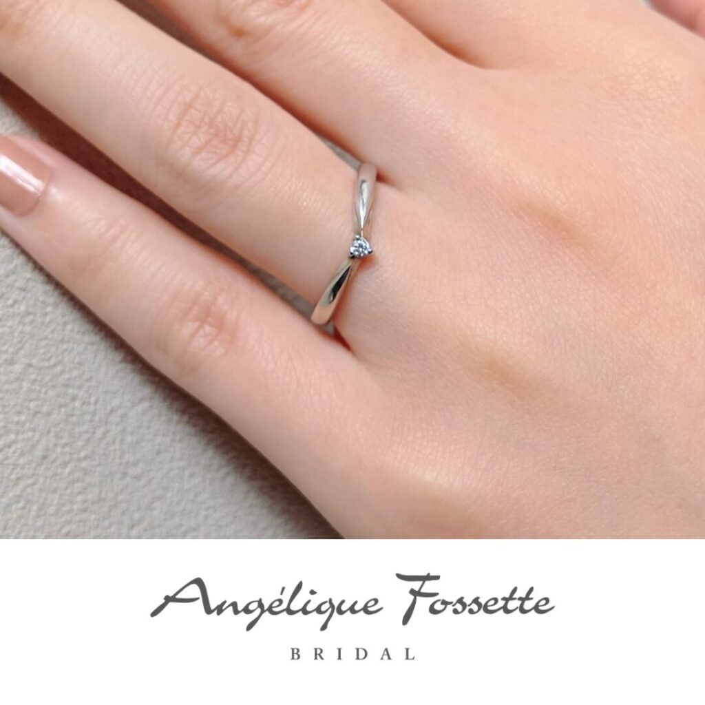 結婚指輪『アラエル』を着けた手元