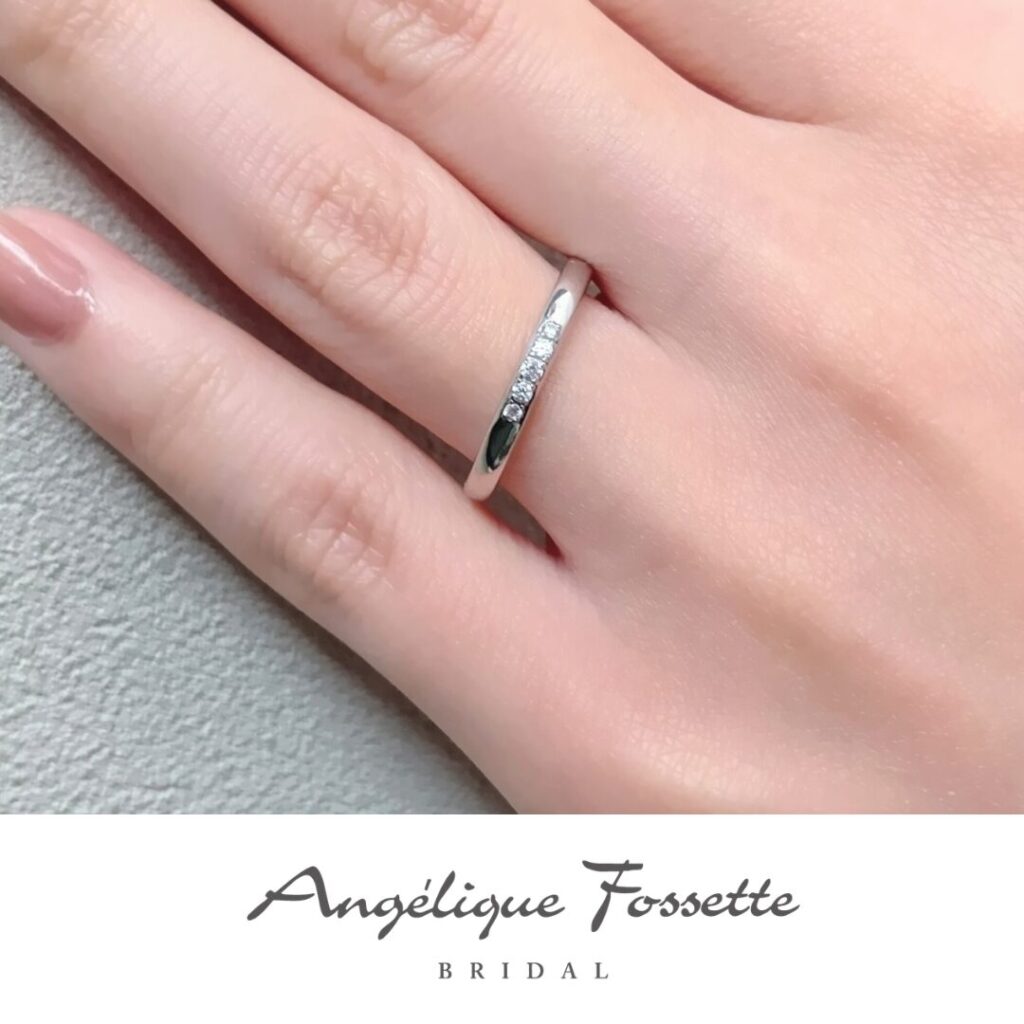 結婚指輪『シャリテ』を着けた手元