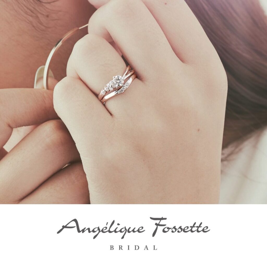 婚約指輪『トゥルヌソル』を着けた手元