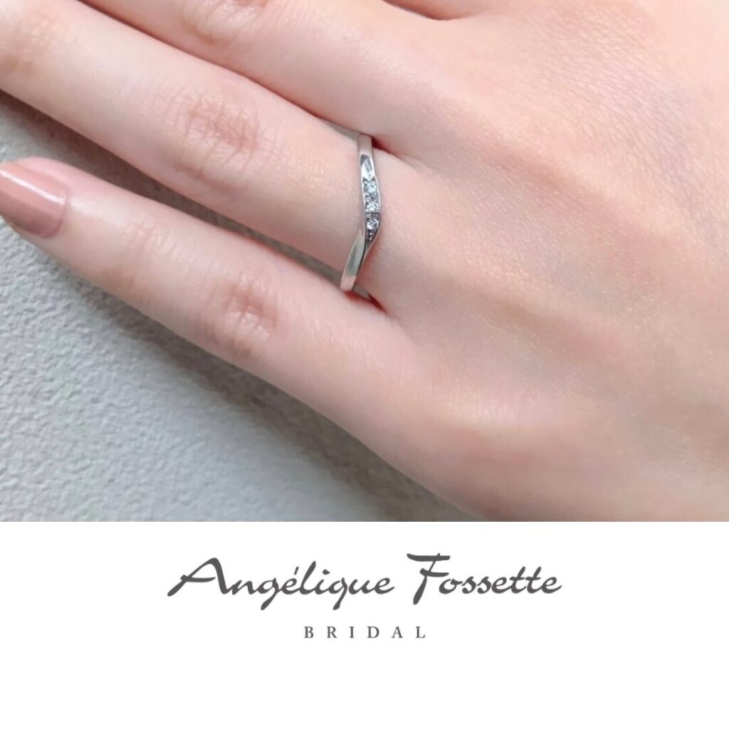 結婚指輪『プリエ』を着けた手元