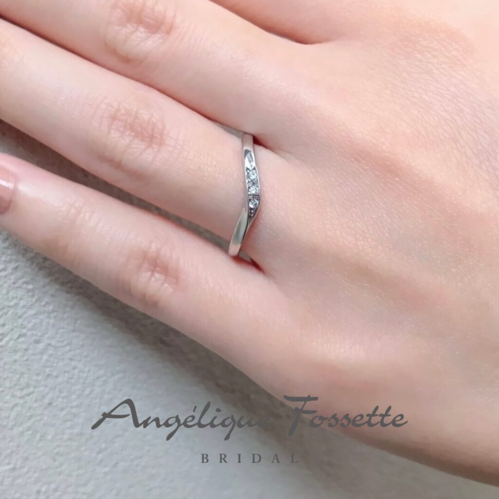 結婚指輪プリエを着けた手元