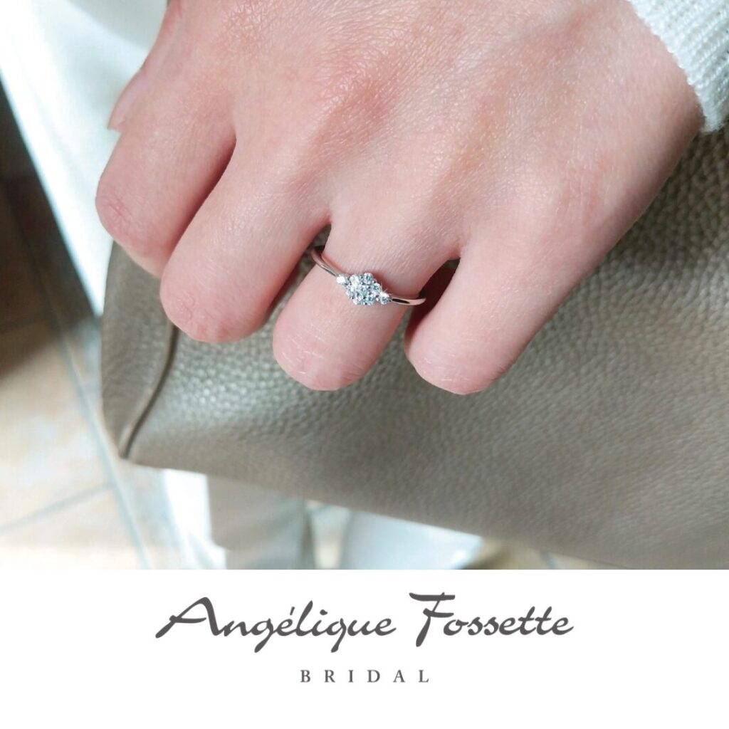 婚約指輪『パラディ』を着けた手元