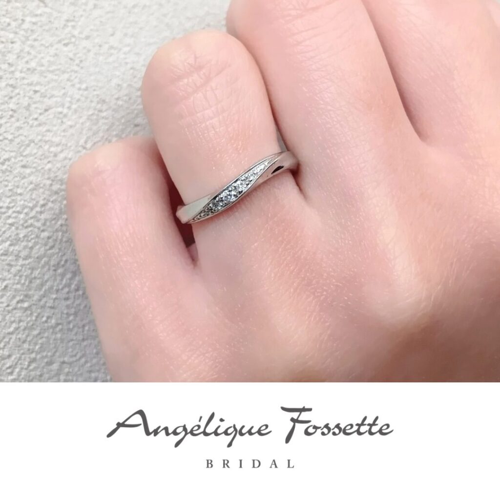 結婚指輪『エメ』を着けた手元