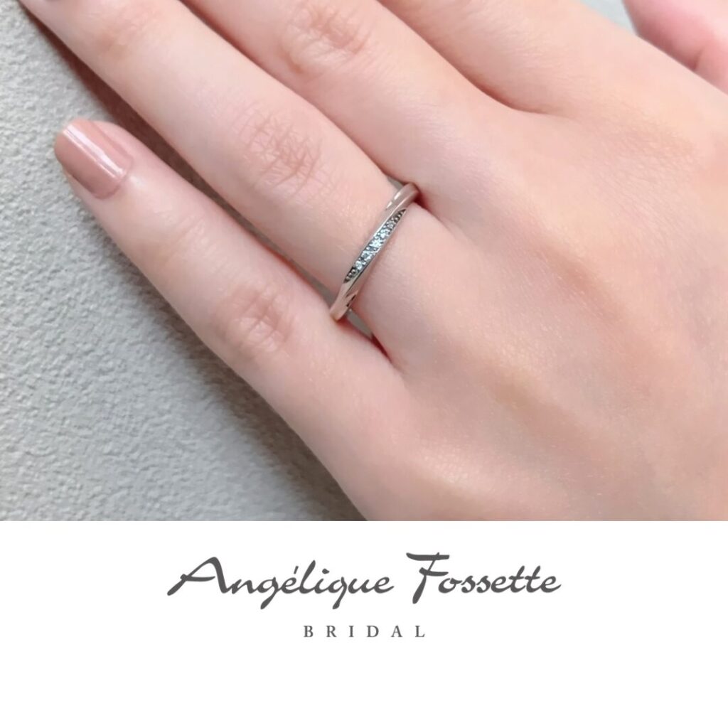 結婚指輪『ジェニアル』を着けた手元