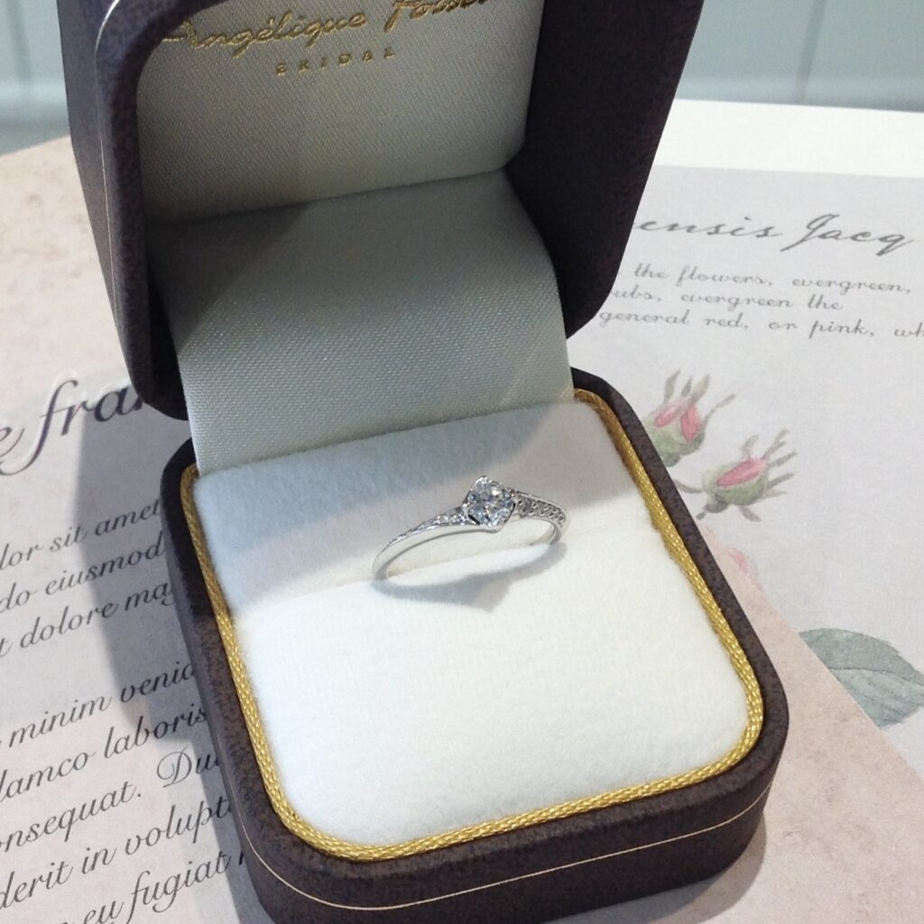 ケースに入った婚約指輪