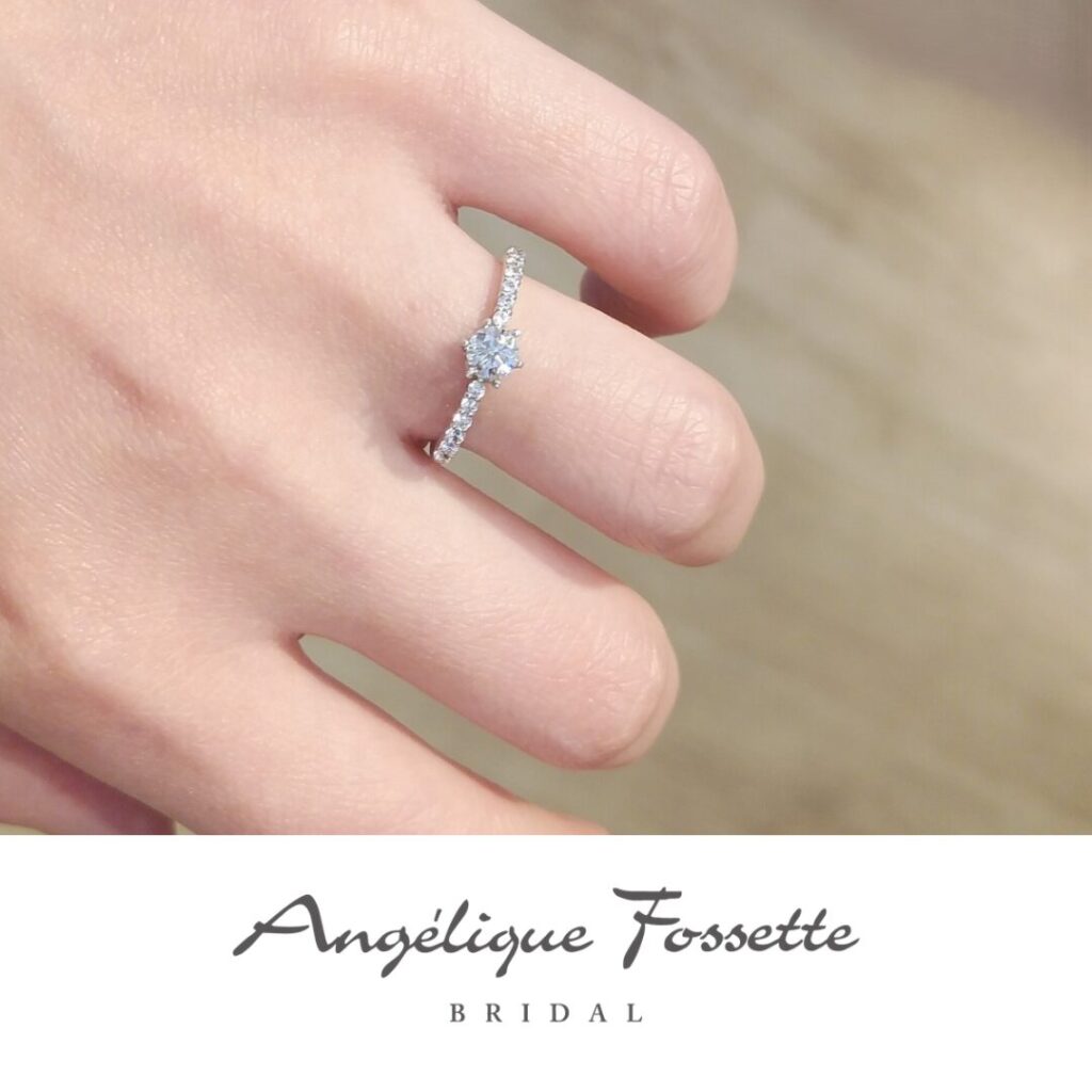 婚約指輪『シュセットゥ』を着けた手元