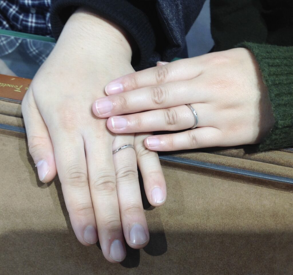 結婚指輪をつけたお手元のお写真