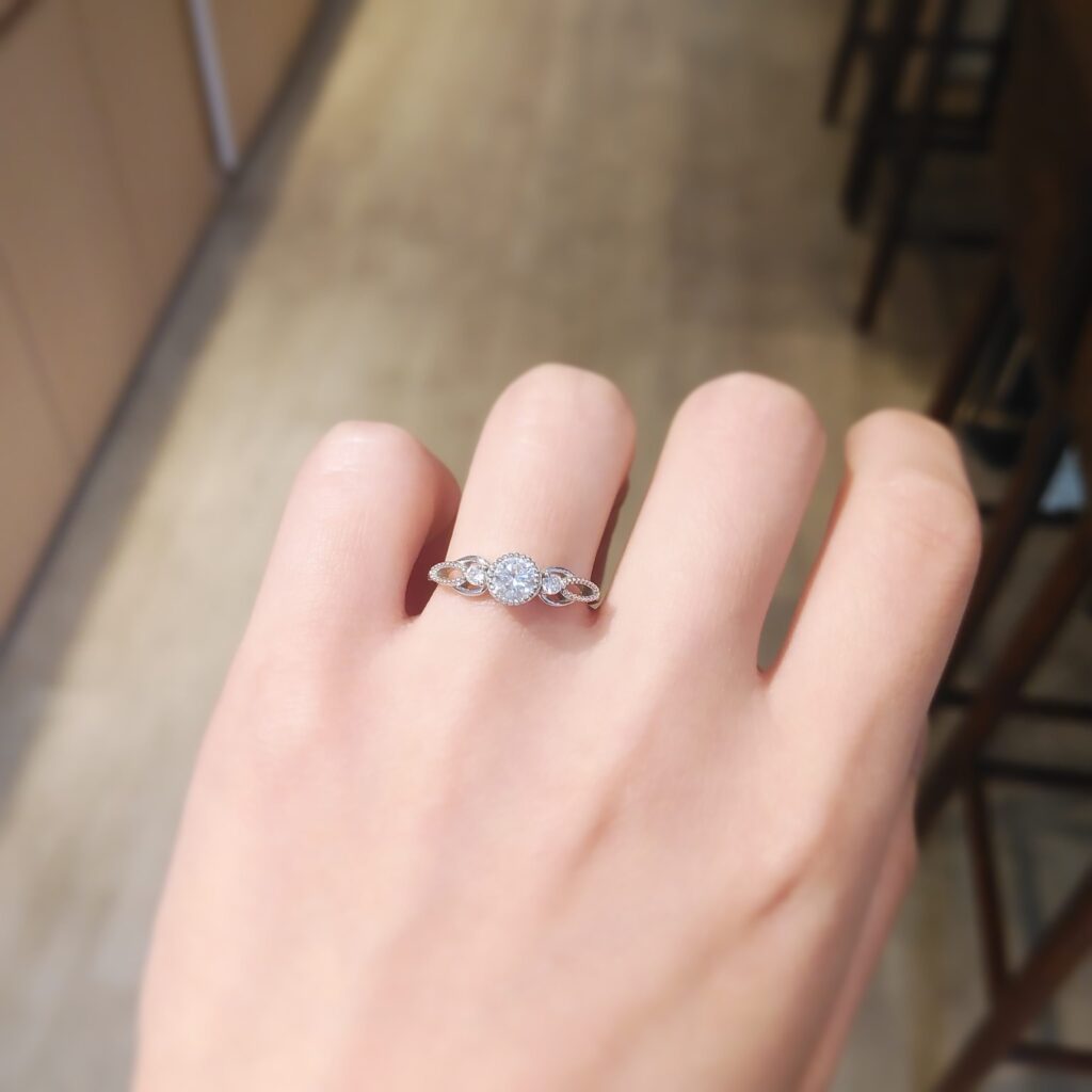 フクリン留めの婚約指輪試着