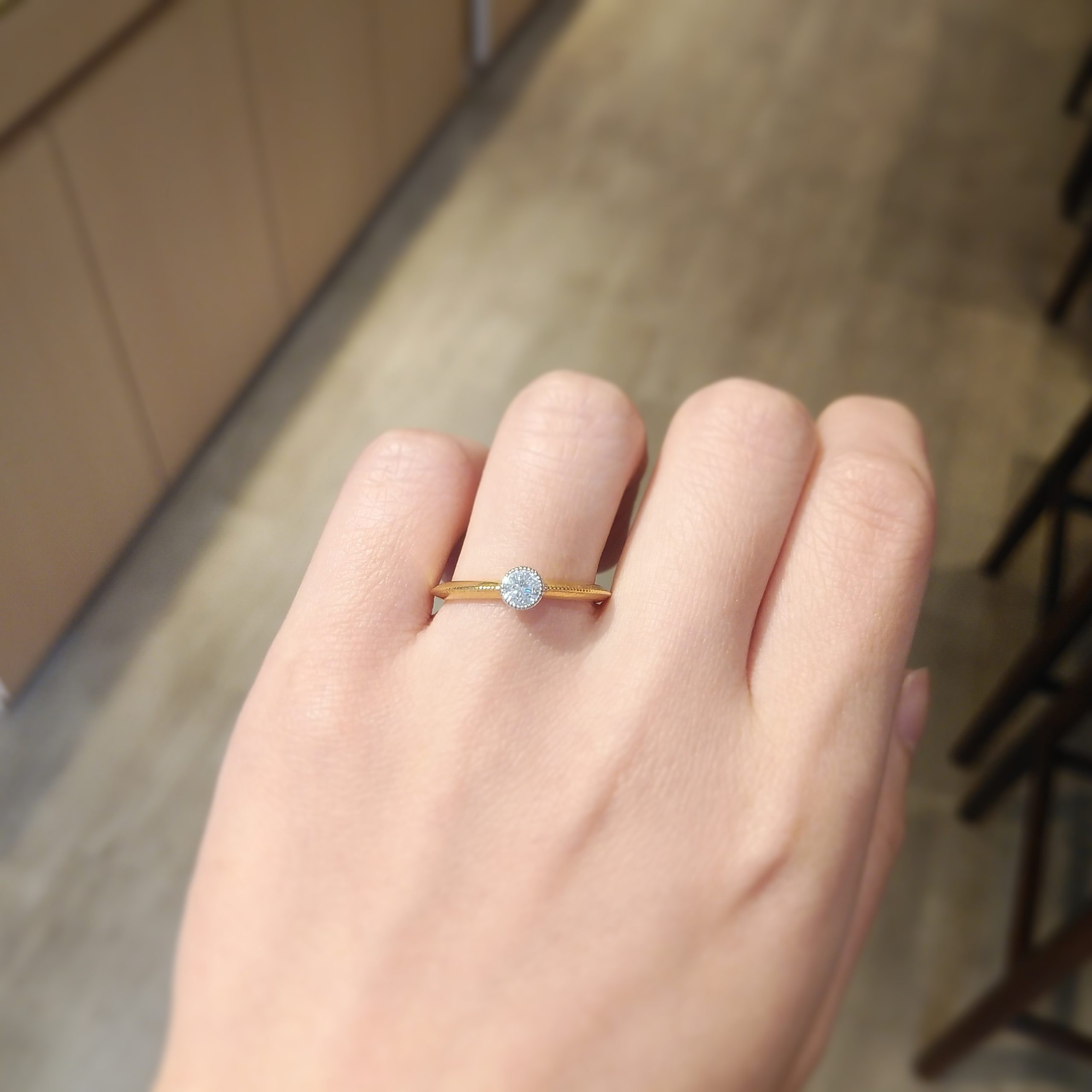 フクリン留めの婚約指輪試着