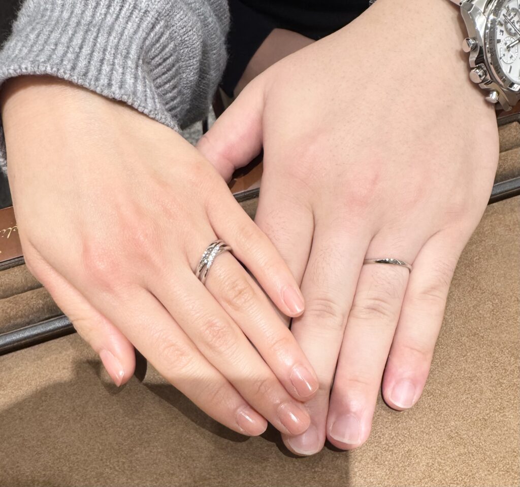 結婚指輪を着けたふたりの手元