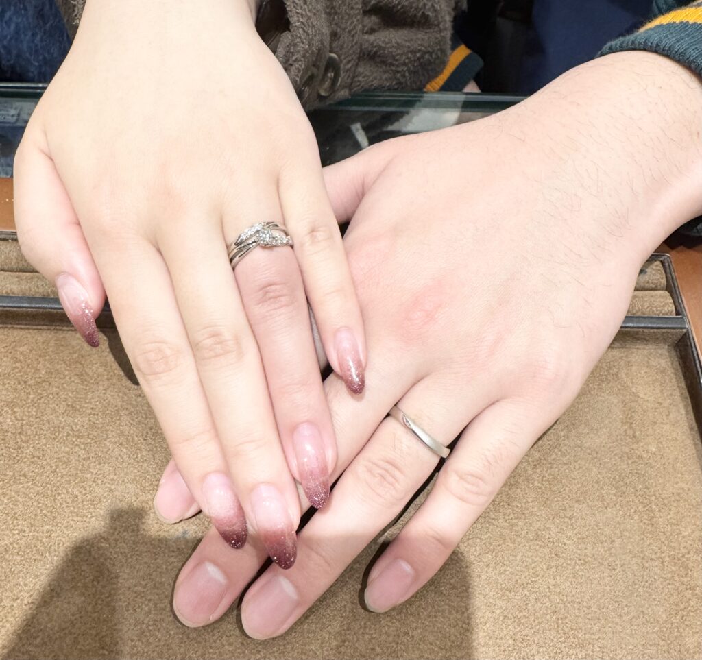 ブライダルリングを着けた二人の手元