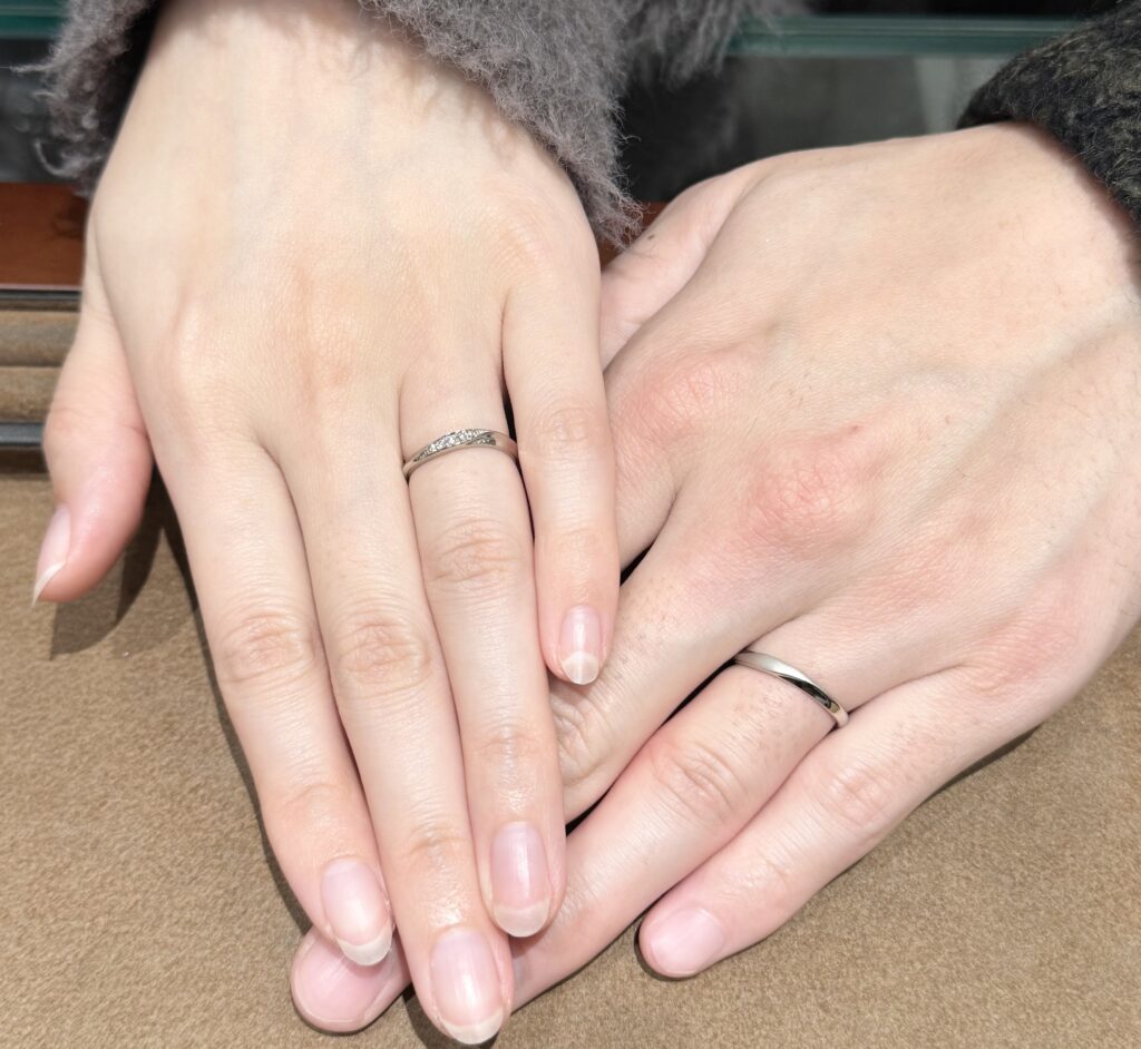 結婚指輪を着けたふたりの手元