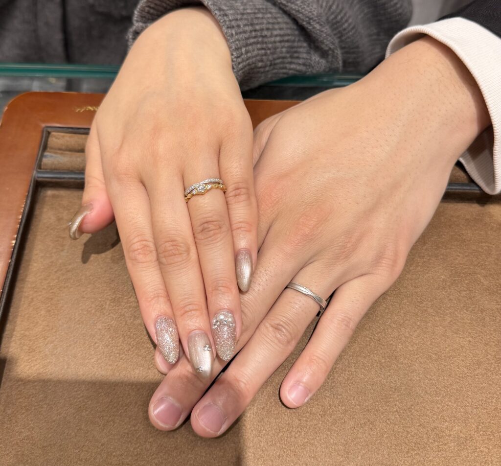 結婚指輪を着けたふたりの手元