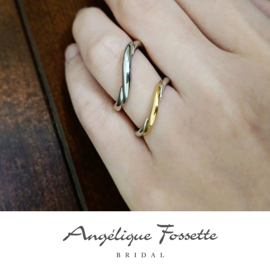 結婚指輪『リュヌ』を着けた手元