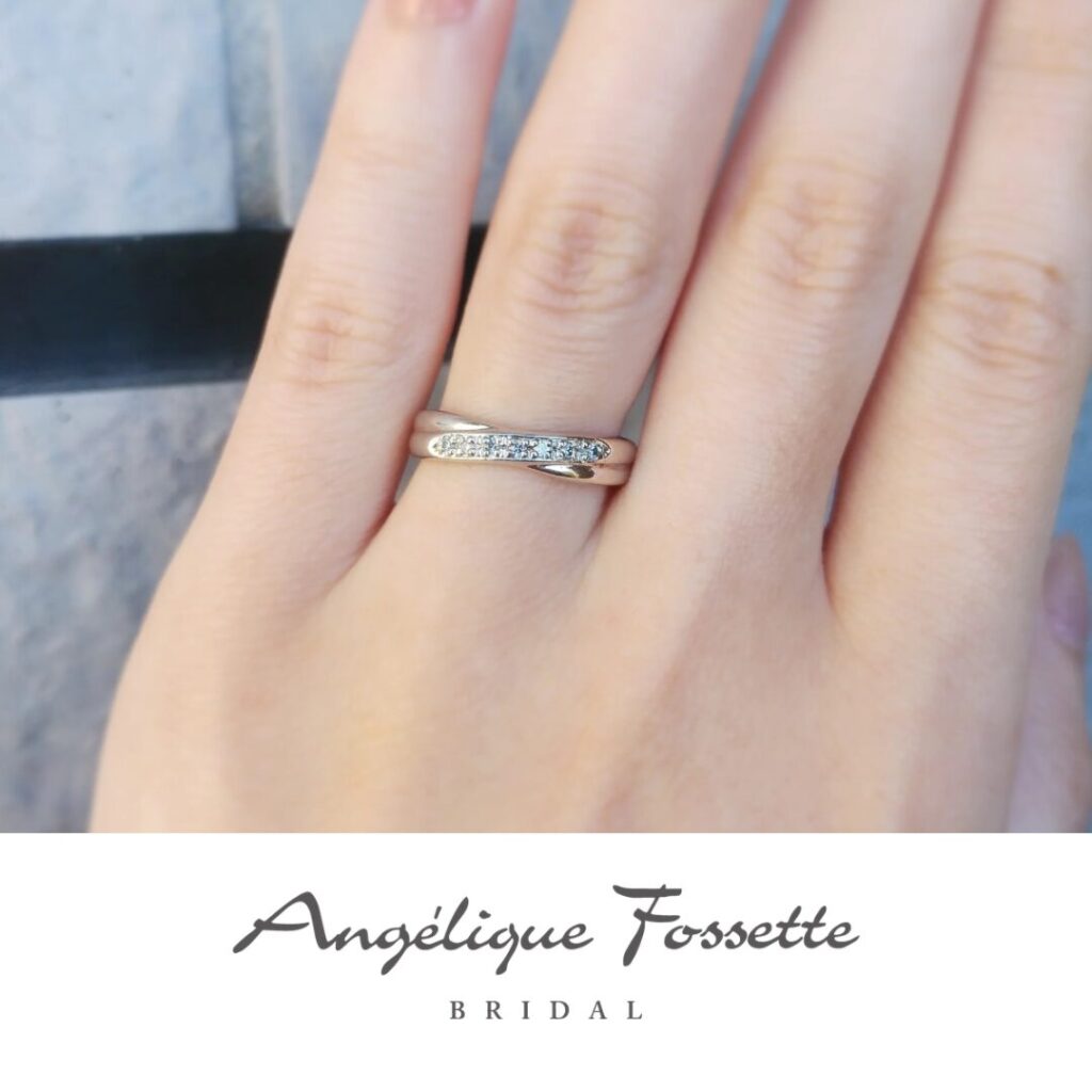 結婚指輪・スエテを着けた手元