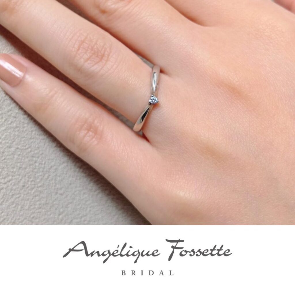 結婚指輪『アラエル』を着けた手元