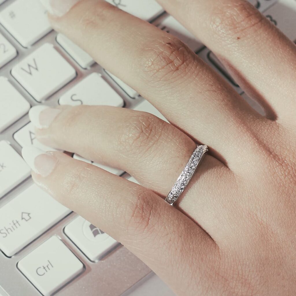 豪華な結婚指輪試着