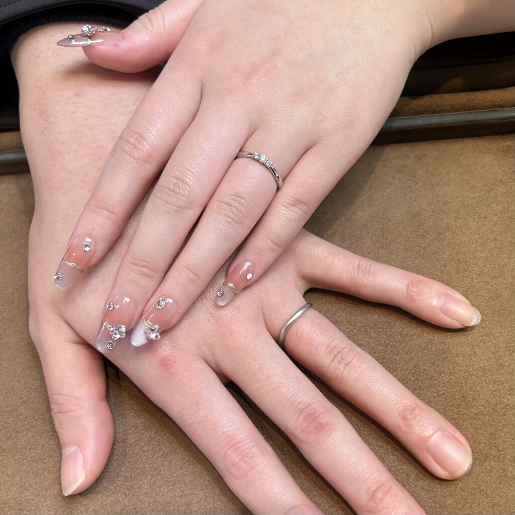 結婚指輪を着けたふたりの手元