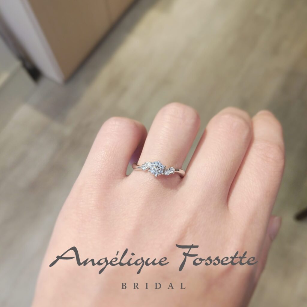 婚約指輪『オリーブ』を着けた手元