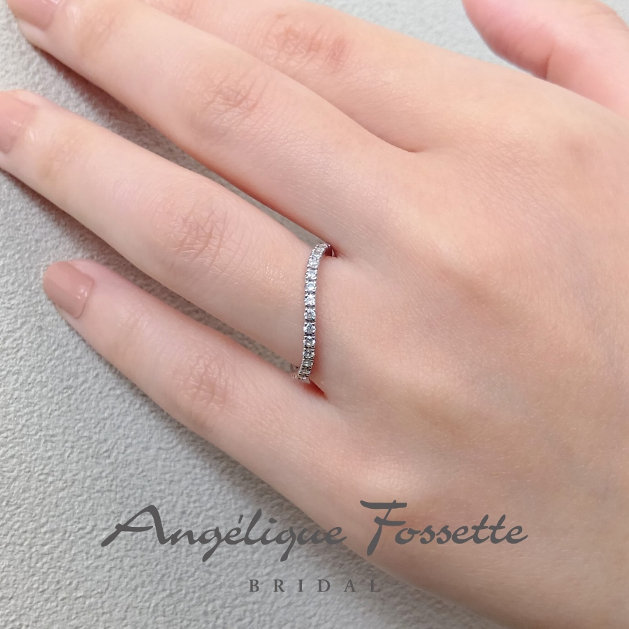 結婚指輪『アムールインフィニ』を着けた手元