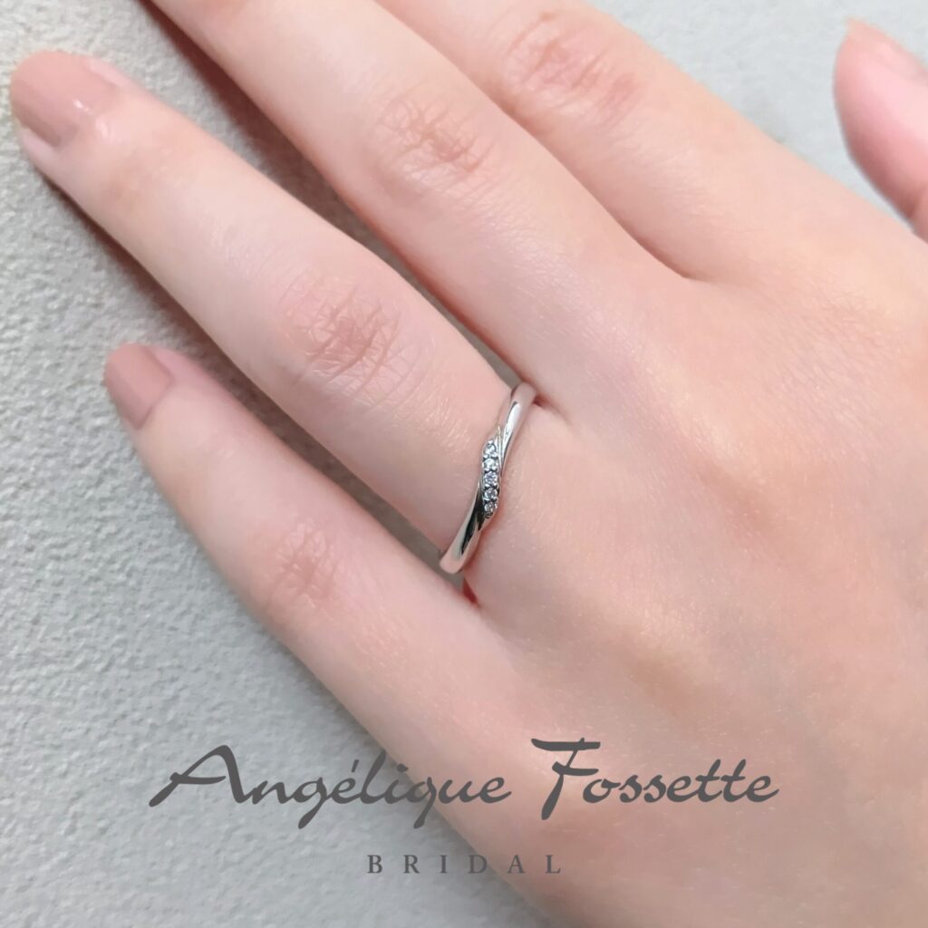 結婚指輪『ウリエル』を着けた手元