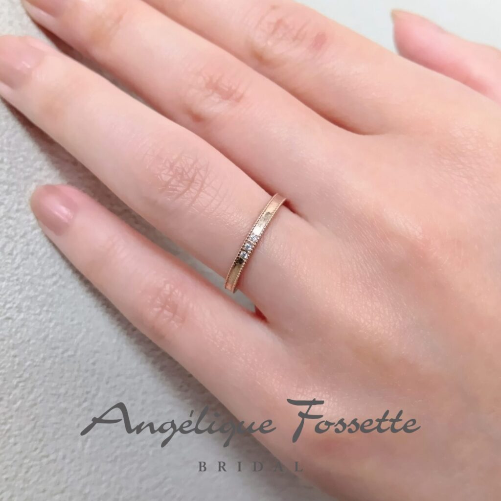 結婚指輪『ラファエル』を着けた手元