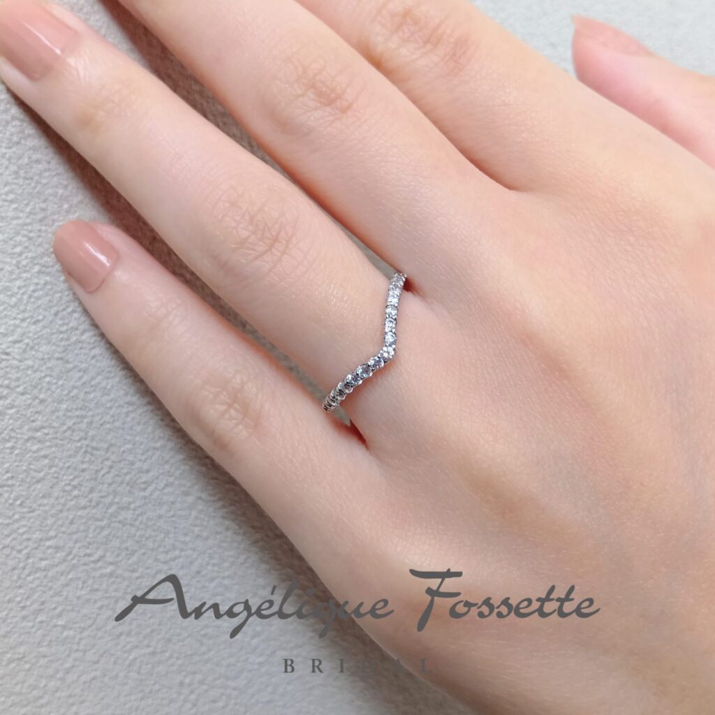 結婚指輪『エクラタン』を着けた手元