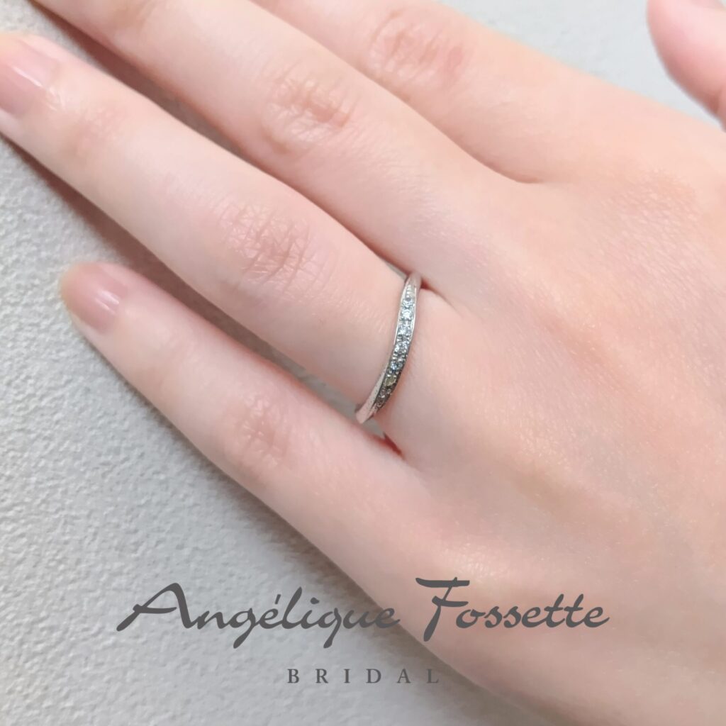 結婚指輪『ボヌール』を着けた手元