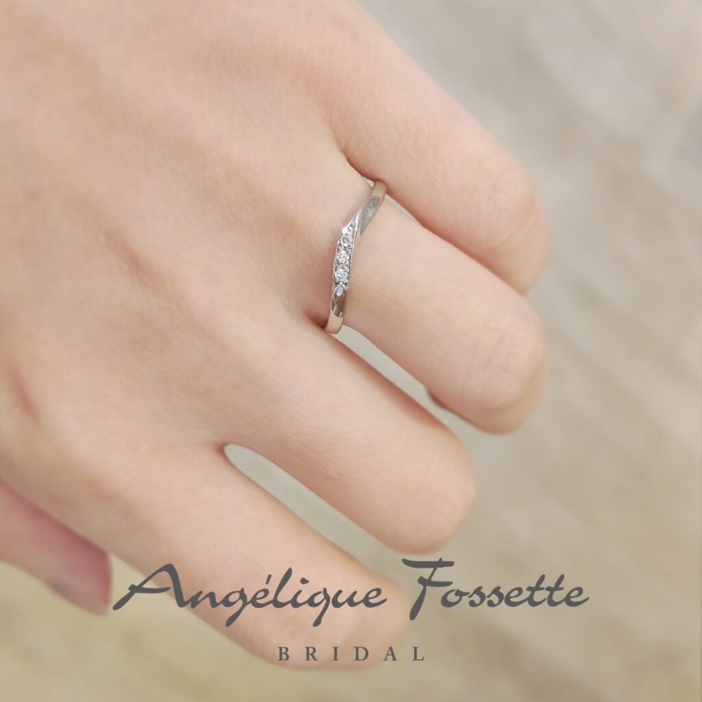 結婚指輪『プリエ』を着けた手元