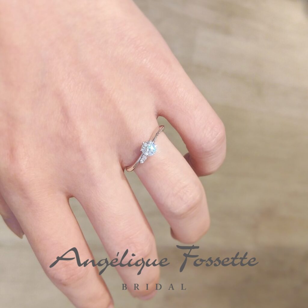 婚約指輪『グレナディエ』を着けた手元