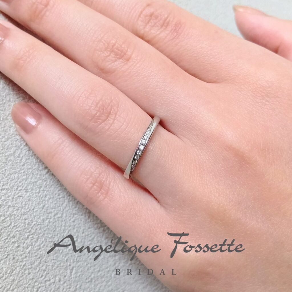 結婚指輪『ヴォワ・ラクテ』を着けた手元