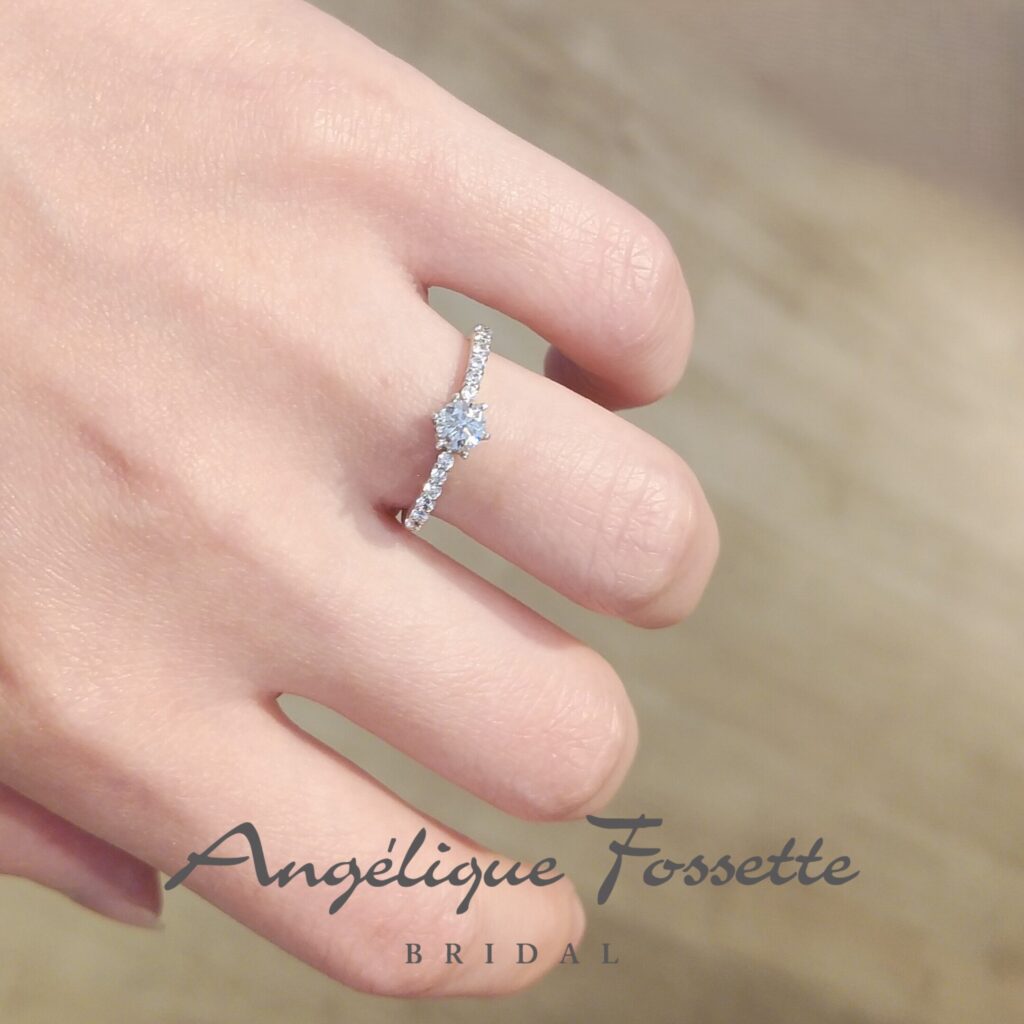 婚約指輪『シュセットゥ』を着けた手元