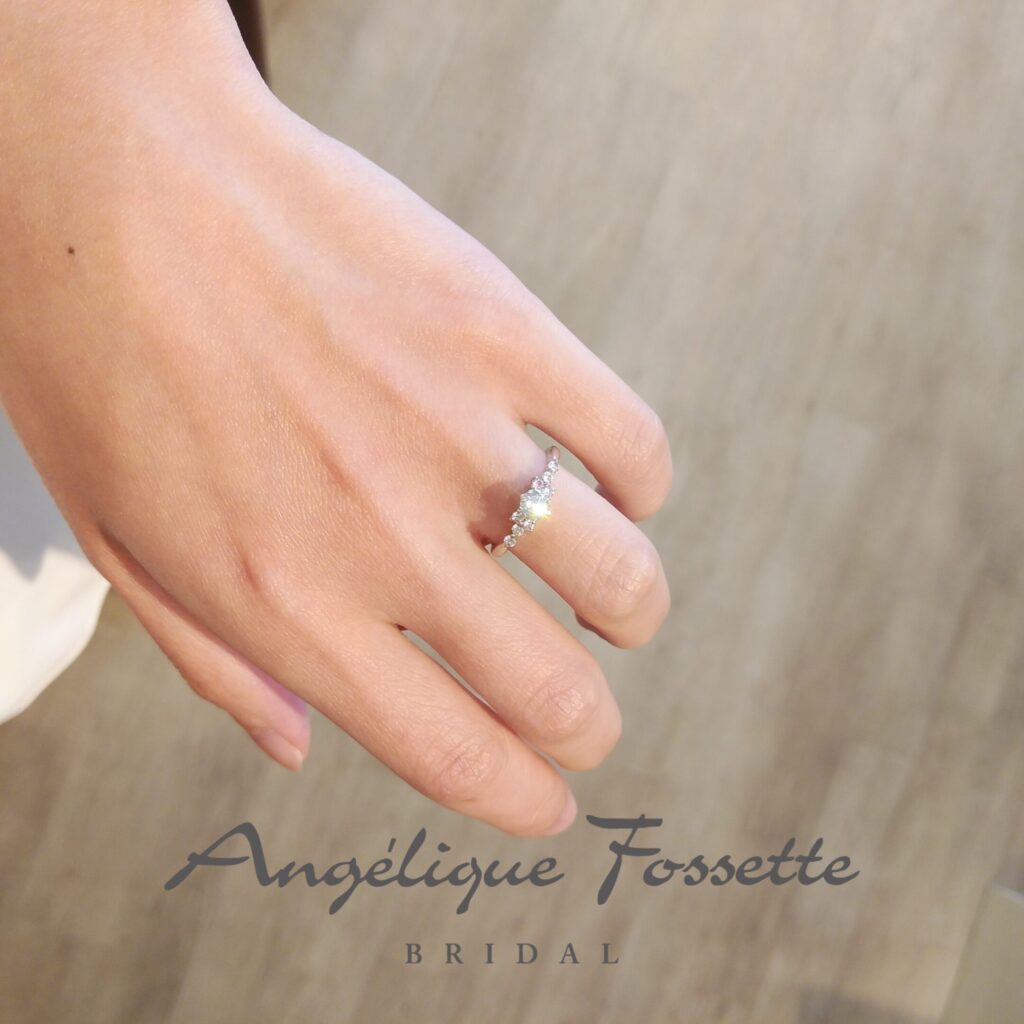 婚約指輪『カモミーユ』を着けた手元