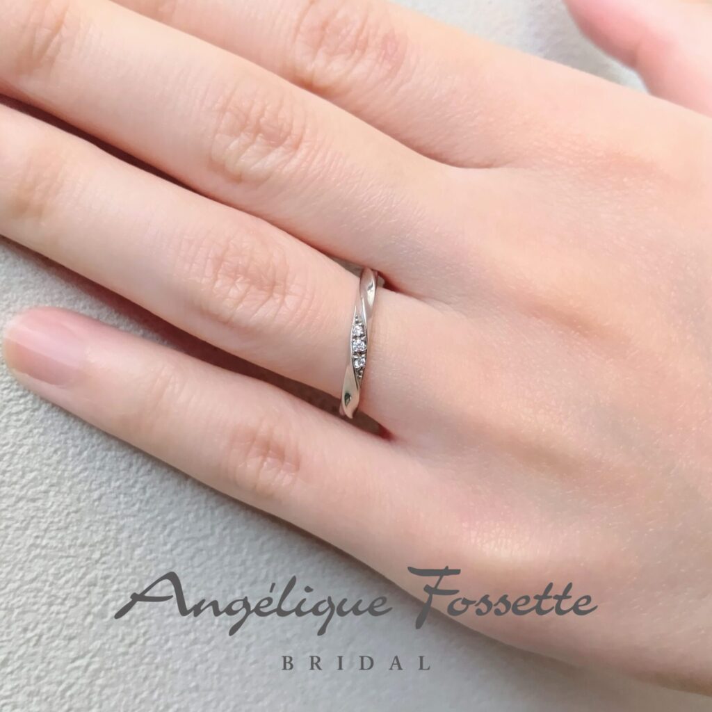 結婚指輪『カリーヌ』を着けた手元