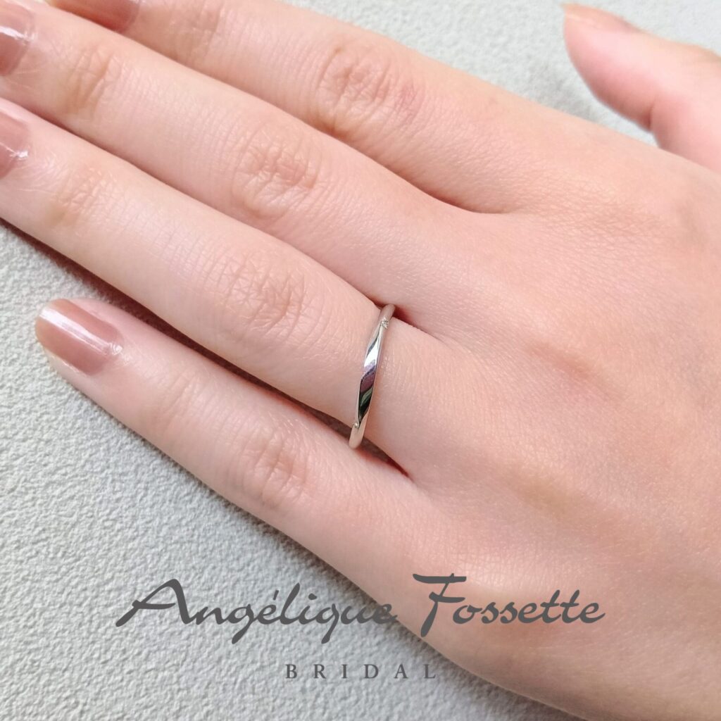 結婚指輪『ベガ』を着けた手元