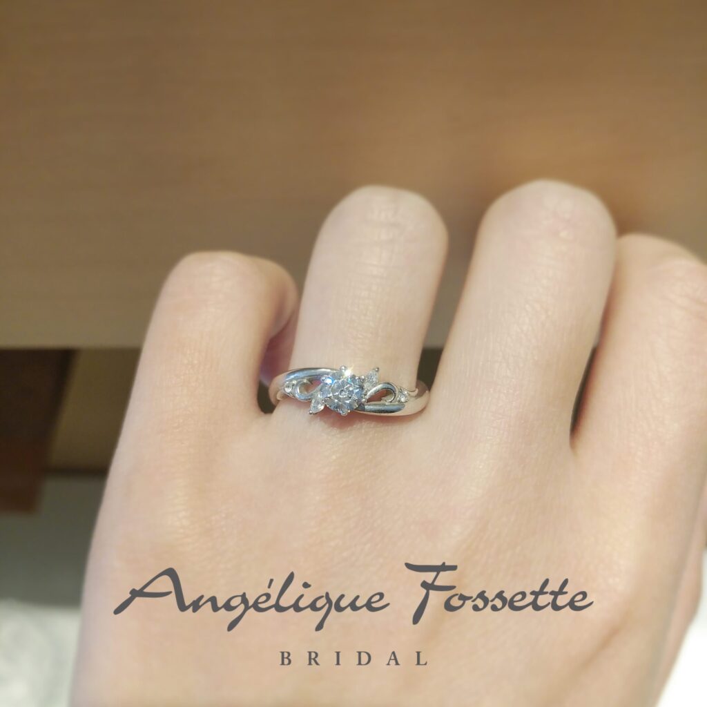 お花モチーフの婚約指輪試着