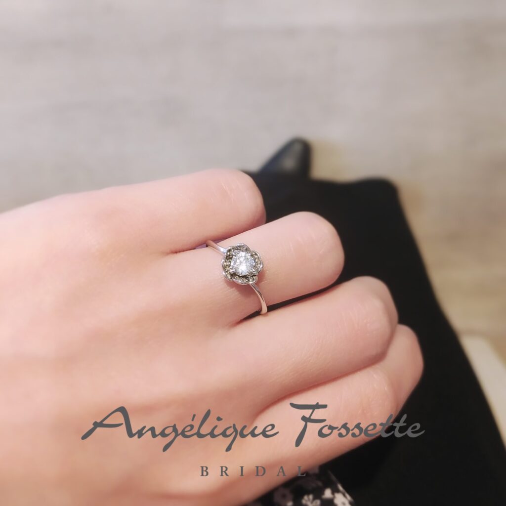 お花モチーフの婚約指輪試着