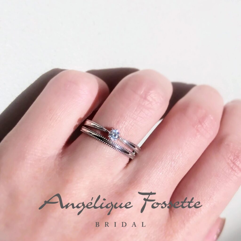 カジュアルエンゲージリング『シュマン』を着けた手元