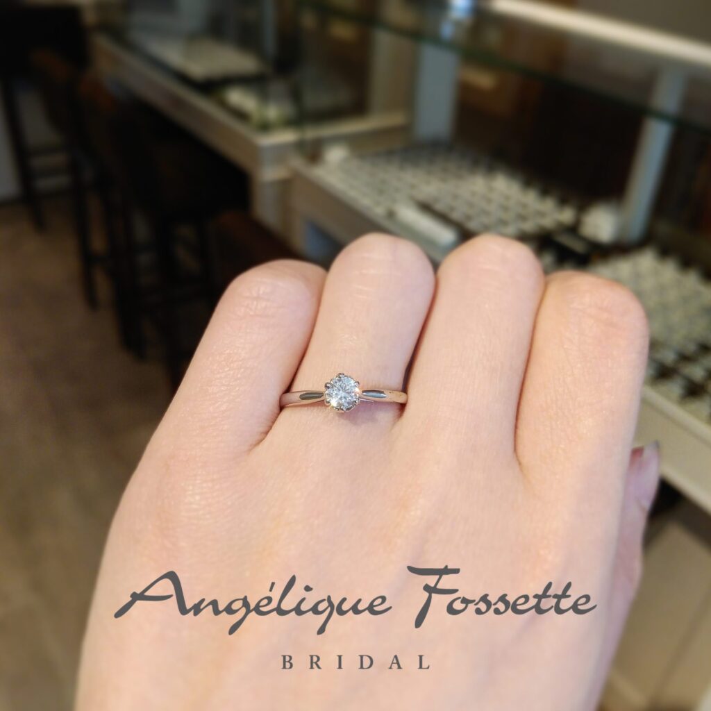 プロポーズリング『ハートフル』を着けた手元