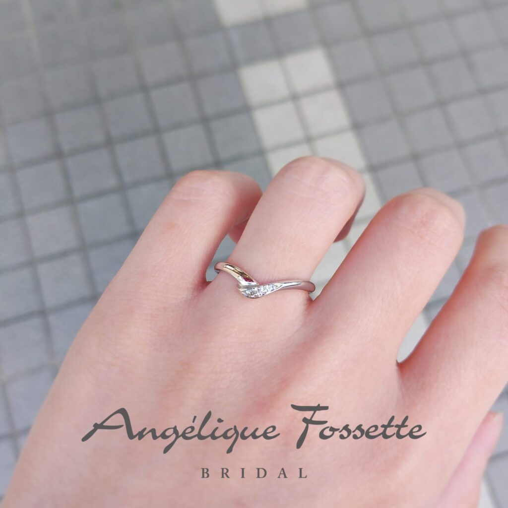 結婚指輪『ジョリ』を着けた手元